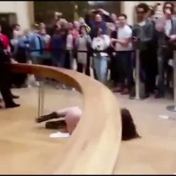 🚨 WATCH: Woman stands naked in front of the Mona Lisa painting @ Louvre Museum, France.